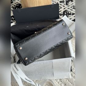 Эта сумка является данью уважения дамам и представляет собой редк