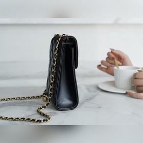 Серия «Мобильный телефон» от Chanel с металлическими шариками. Мя