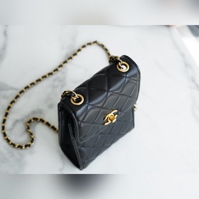 Серия «Мобильный телефон» от Chanel с металлическими шариками. Мя