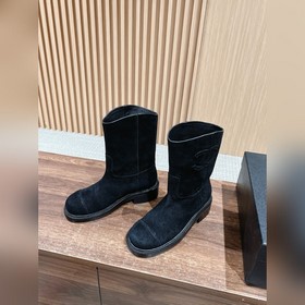 #Короткие сапоги    # Новая модель короткие сапоги Chanel на о