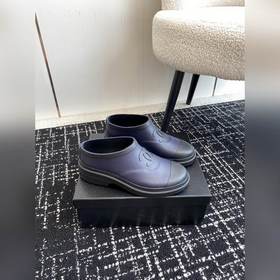 Короткая модель  CHANEL 24ss – популярные резиновые сапоги! При