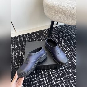 Короткая модель  CHANEL 24ss – популярные резиновые сапоги! При
