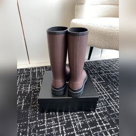 CHANEL 24ss – популярные резиновые сапоги! Приобретите пару модны