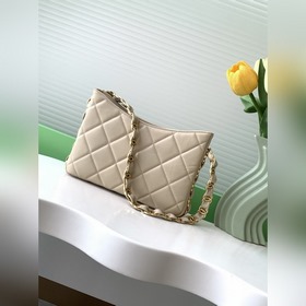 Новая сумка под мышку 24k. Очень нравится, такая же, как у Лю Вэн