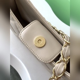 Новая сумка под мышку 24k. Очень нравится, такая же, как у Лю Вэн