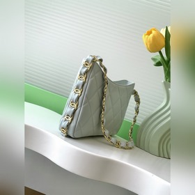 Новая модель сумки под мышку 24k. Очень нравится, такая же, как у