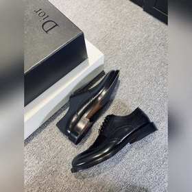 Обувь DIOR из телячьей кожи легко сочетается с различными формаль