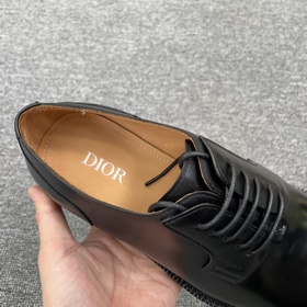 Обувь DIOR из телячьей кожи с изящным носком, легко сочетается с 
