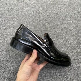 Обувь DIOR из телячьей кожи с изящным носком, легко сочетается с
