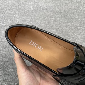 Обувь DIOR из телячьей кожи с изящным носком, легко сочетается с 