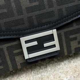 Сумка Baguette Soft Trunk изготовлена из ткани с узором FF Ecliss