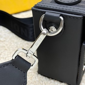 Сумка Baguette Soft Trunk изготовлена из ткани с узором FF Ecliss