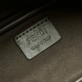 Маленькая сумка Simply FENDI, представленная на показе осенне-зим