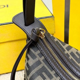 Маленькая сумка Simply FENDI, представленная на показе осенне-зим