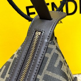 Маленькая сумка Simply FENDI, представленная на показе осенне-зим