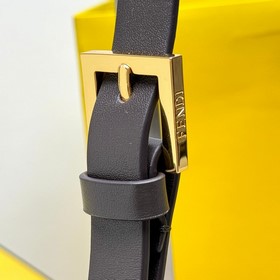 Маленькая сумка Simply FENDI, представленная на показе осенне-зим