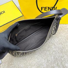 Средняя сумка Simply FENDI, представленная на показе осенне-зимне