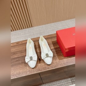 Балетки Ferragamo Начнем с внешнего вида： эти туфли выполнены в к