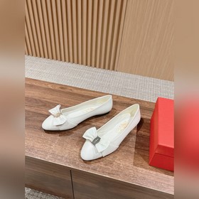 Балетки Ferragamo Начнем с внешнего вида： эти туфли выполнены в к