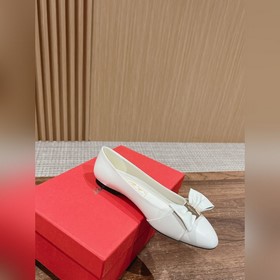 Балетки Ferragamo Начнем с внешнего вида： эти туфли выполнены в к