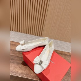 Балетки Ferragamo Начнем с внешнего вида： эти туфли выполнены в к