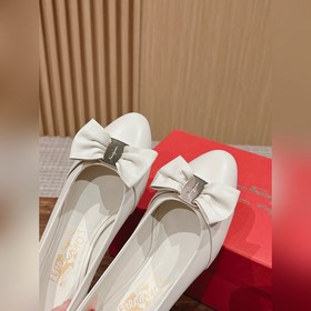 Балетки Ferragamo Начнем с внешнего вида： эти туфли выполнены в к