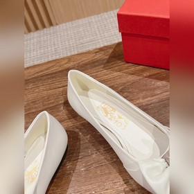 Балетки Ferragamo Начнем с внешнего вида： эти туфли выполнены в к