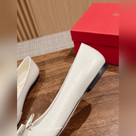 Балетки Ferragamo Начнем с внешнего вида： эти туфли выполнены в к