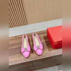 Балетки Ferragamo Начнем с внешнего вида： эти туфлимеют классичес