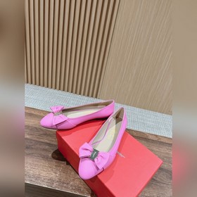 Балетки Ferragamo Начнем с внешнего вида： эти туфлимеют классичес