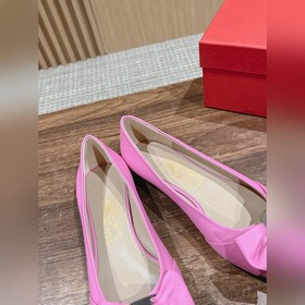Балетки Ferragamo Начнем с внешнего вида： эти туфлимеют классичес