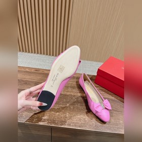 Балетки Ferragamo Начнем с внешнего вида： эти туфлимеют классичес