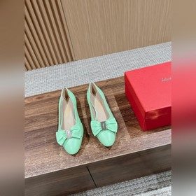 Балетки Ferragamo Начнем с внешнего вида： эти туфлимеют классичес