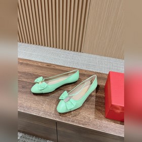 Балетки Ferragamo Начнем с внешнего вида： эти туфлимеют классичес