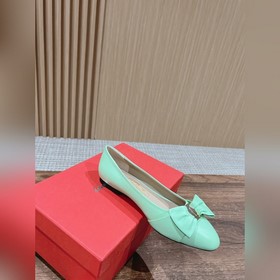 Балетки Ferragamo Начнем с внешнего вида： эти туфлимеют классичес