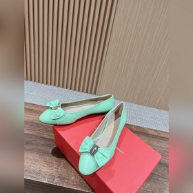 Балетки Ferragamo Начнем с внешнего вида： эти туфлимеют классичес