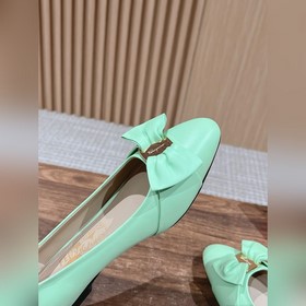 Балетки Ferragamo Начнем с внешнего вида： эти туфлимеют классичес