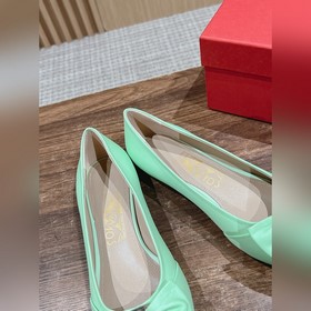 Балетки Ferragamo Начнем с внешнего вида： эти туфлимеют классичес
