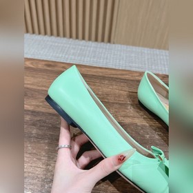 Балетки Ferragamo Начнем с внешнего вида： эти туфлимеют классичес