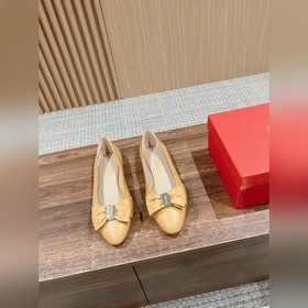 Балетки Ferragamo Начнем с внешнего вида： эти туфли выполнены в к