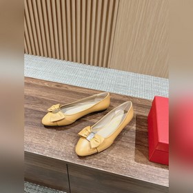 Балетки Ferragamo Начнем с внешнего вида： эти туфли выполнены в к