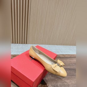 Балетки Ferragamo Начнем с внешнего вида： эти туфли выполнены в к
