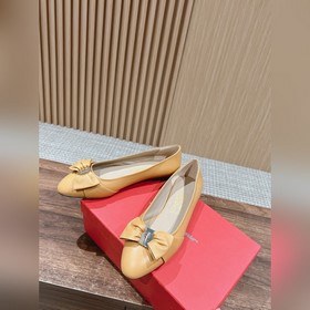 Балетки Ferragamo Начнем с внешнего вида： эти туфли выполнены в к