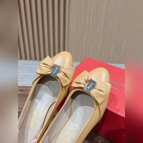 Балетки Ferragamo Начнем с внешнего вида： эти туфли выполнены в к