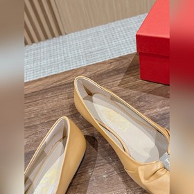 Балетки Ferragamo Начнем с внешнего вида： эти туфли выполнены в к