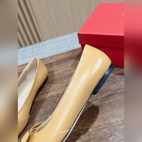 Балетки Ferragamo Начнем с внешнего вида： эти туфли выполнены в к