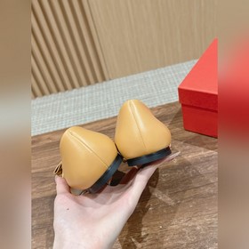 Балетки Ferragamo Начнем с внешнего вида： эти туфли выполнены в к
