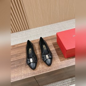 Балетки Ferragamo Начнем с внешнего вида： эти туфли выполнены в к