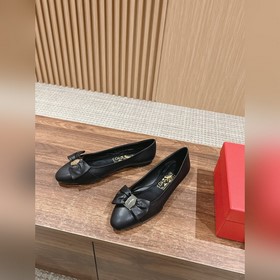Балетки Ferragamo Начнем с внешнего вида： эти туфли выполнены в к