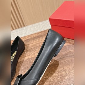 Балетки Ferragamo Начнем с внешнего вида： эти туфли выполнены в к